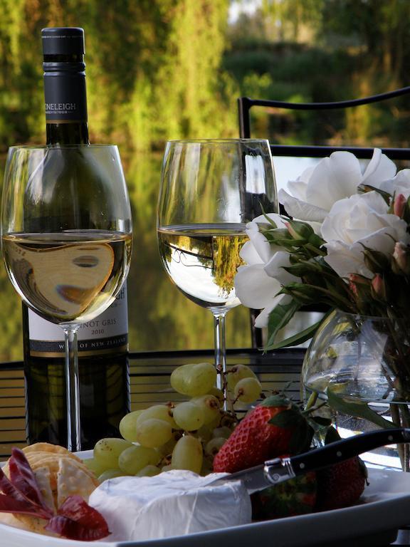 Revive On Oakview Boutique Beauty And Accommodation Ashburton Ruang foto